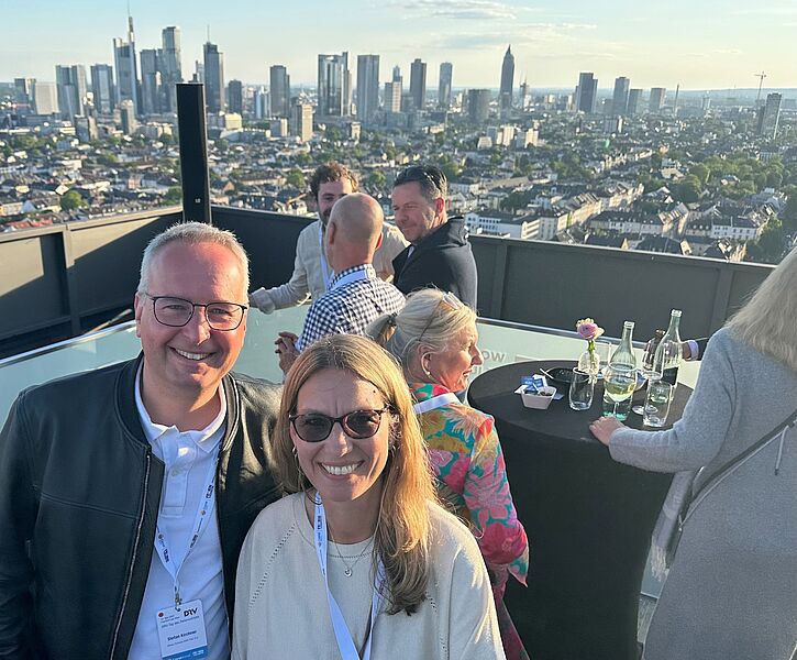 Anja Dammann von Schauinsland-Reisen mit Stefan Kirchner von der Allianz