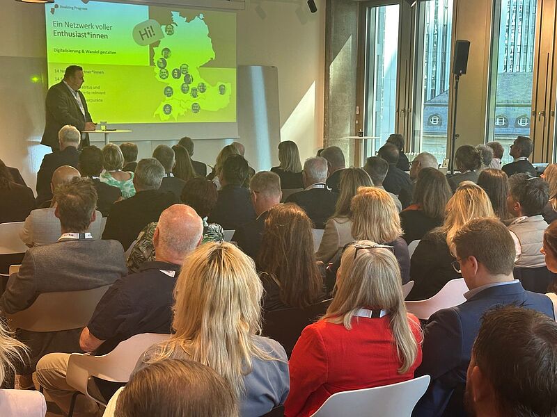 Michael Faber führte  in das Thema Künstliche Intelligenz ein