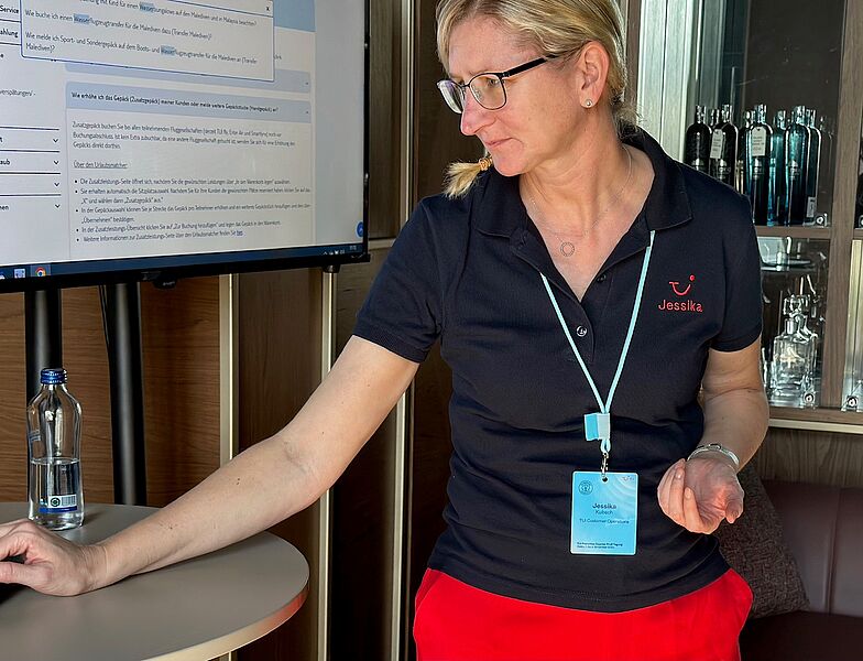 Jessika Kubsch informiert über die „äußerst wichtige“ TUI Express Hilfe