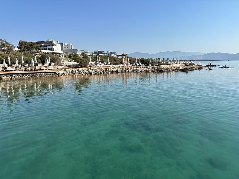 Die steinige Küste wurde durch zwei künstliche Strände und Terrassen mit Sonnenliegen aufgewertet
