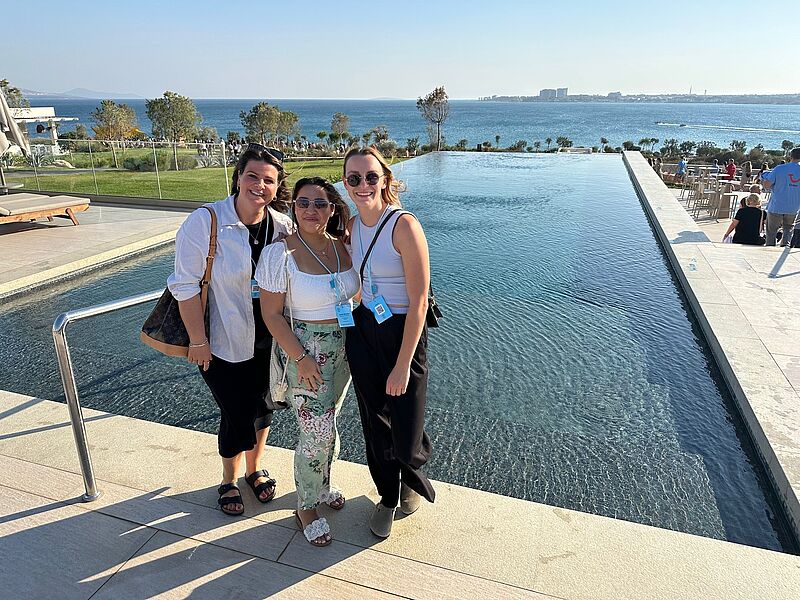 Vor dem Infinity Pool des Anda Barut: Romina Ramirez vom TUI Reisecenter Frankfurt mit Nadja Franz (links) und Svenja Wankerl von der Reisewelt Fröhlich in Würzburg