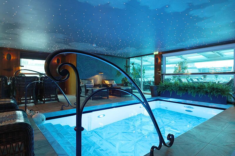 Ein Highlight: das Hallenbad am Heck