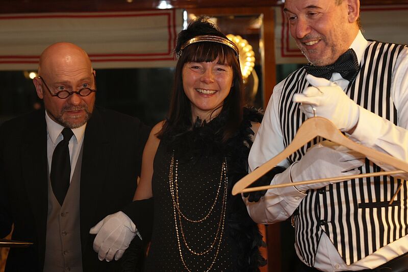 Ein Komiker-Duo überraschte die Gäste in wechselnden Rollen