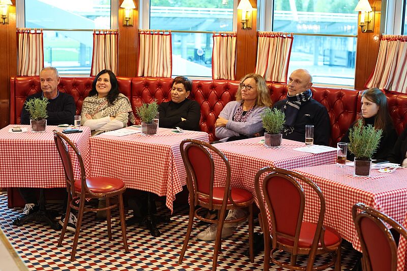 Ebenso wie Workshops von Partnern wie Hanse Merkur, hier im Le Bistrot