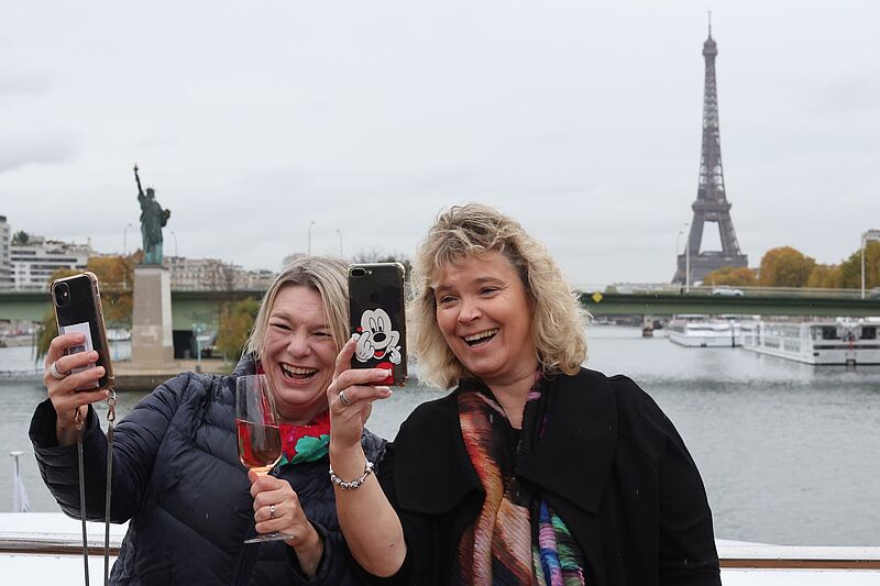 Das gibt es nur in Paris: ein Selfie vor Freiheitsstatue und Eiffelturm
