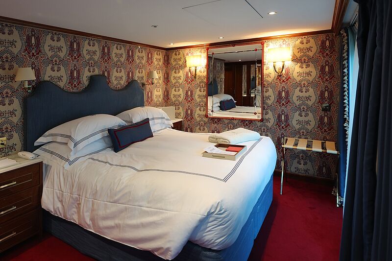 Stilvoll: die Wände der Kabinen und Suiten zieren gemusterten Stoffe
