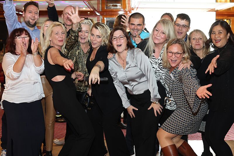 Eine Sängerin zig am Abschlussabend Viele auf die Tanzfläche