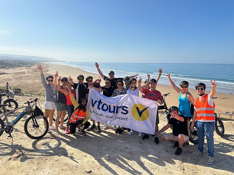 Einige Reiseverkäufer erlebten die Bucht von Taghazout per E-Bike