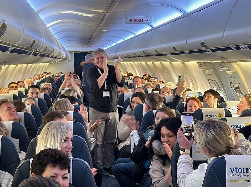 Geburtstagskind über den Wolken: "Happy Birthday" für Vtours-Manager Andreas Brand erhält im Vollcharter von Enter Air ein Ständchen