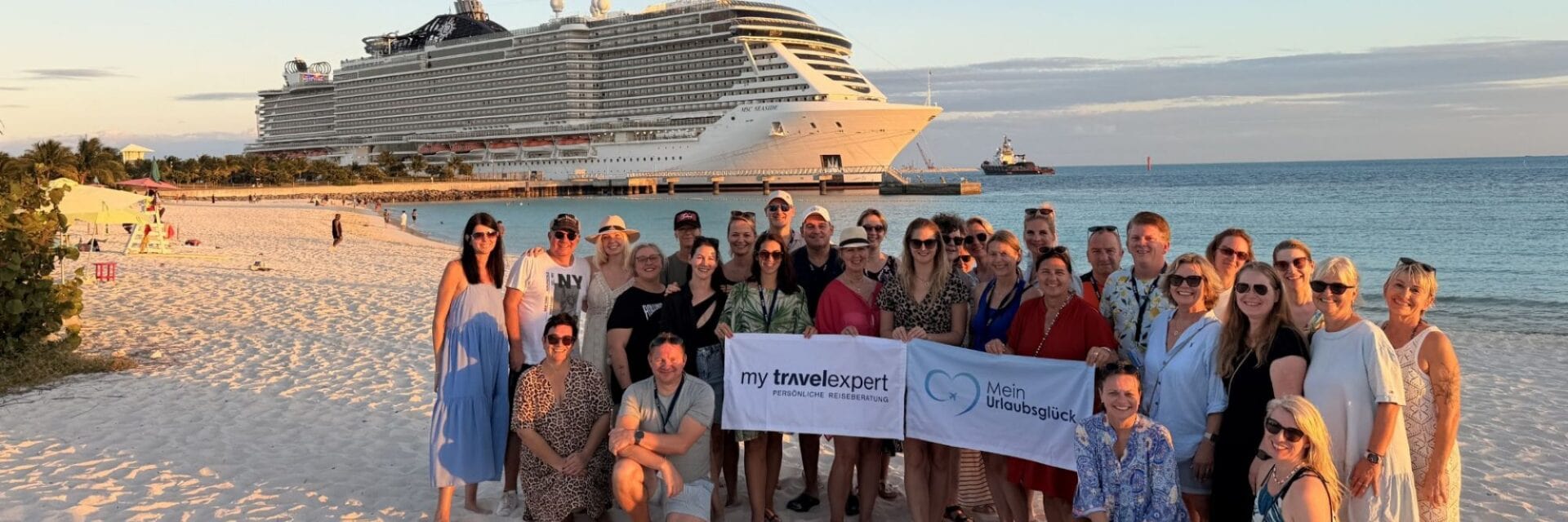 Gruppenfoto der Teilnehmer und Teilnehmerinnen, größtenteils Frauen, der Mein-Urlaubsglück-Auslandsakademie 2025 in der Karibik.