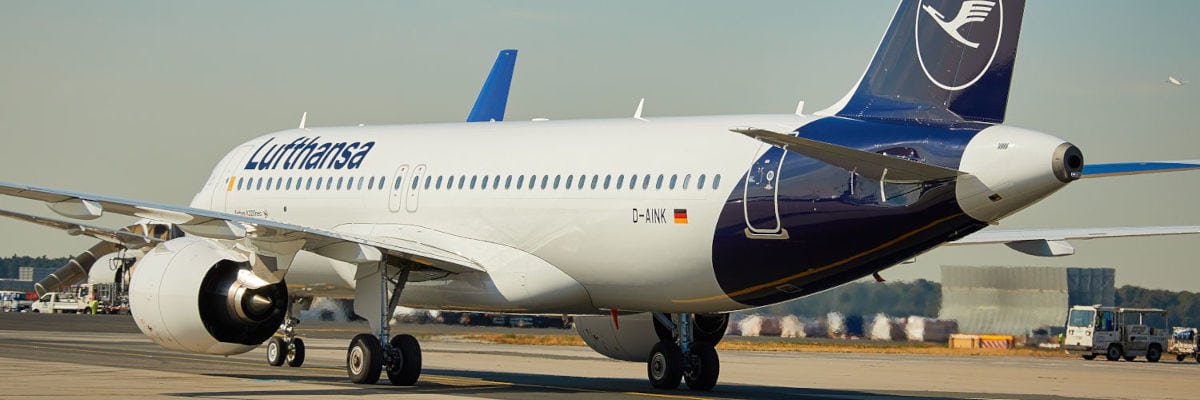 Ein Flugzeug von Lufthansa des Typs Airbus A320 in weiß-blauer Lackierung rollt auf einer Start- und Landebahn eines Flughafens