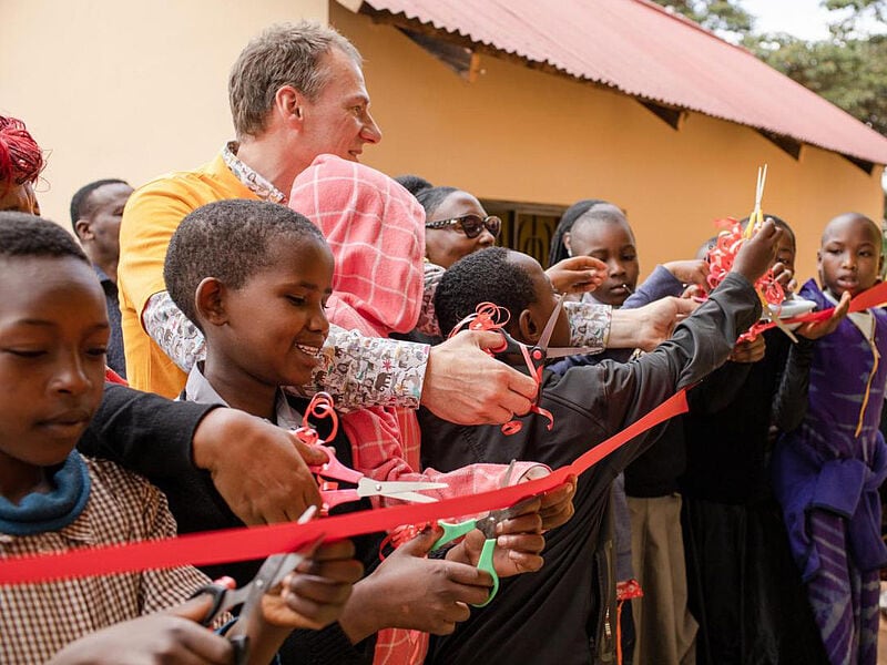Chamäleon-Chef Ingo Lies bei der Eröffnung des Mädchen-Schlafbereichs in der sozialen Einrichtung Mwema in Tansania. Foto: Chamäleon