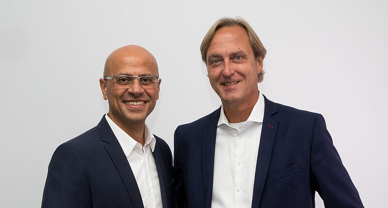 Heinz Bauermeister, Geschäftsführer von Ferien Touristik, und Ender Karadag (links) agieren seit 1. September als Team