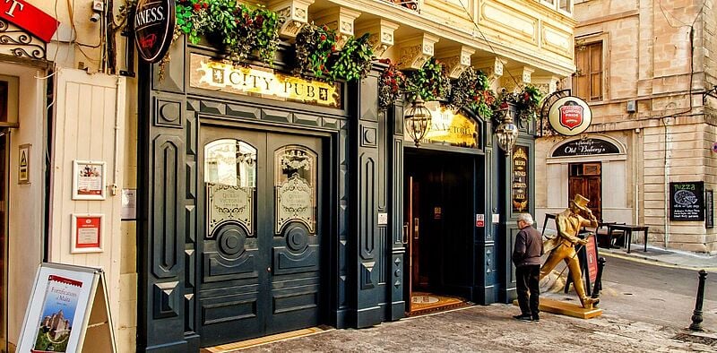 Auch Ungeimpfte dürfen wieder nach Malta einreisen, ohne in Quarantäne zu müssen. Im Bild: ein Pub in der Altstadt von Valletta