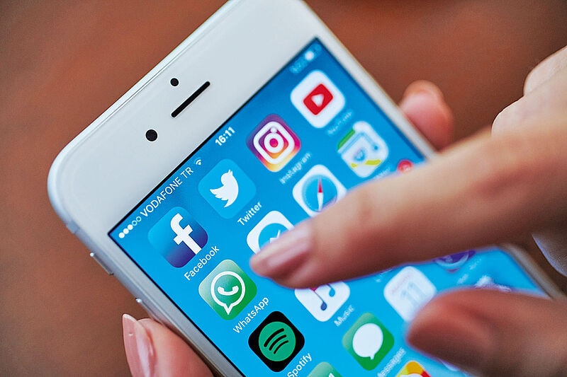 Vom eigenen Smartphone aus sollten Reisebüros Kunden nicht mehr per Whatsapp bedienen. Foto: istockphoto/bambuscreative