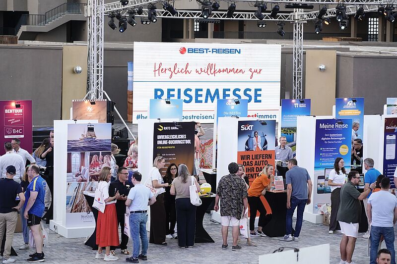 Auch eine große Reisemesse unter freiem Himmel hatte die Kooperation organisiert. Foto: Jörg Sänger