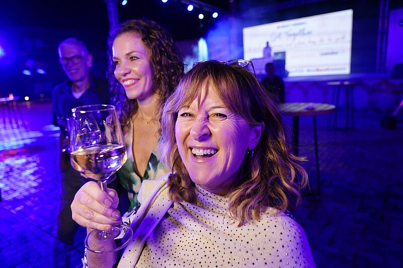 Anstoßen auf eine gelungene Tagung. Foto: Jörg Sänger