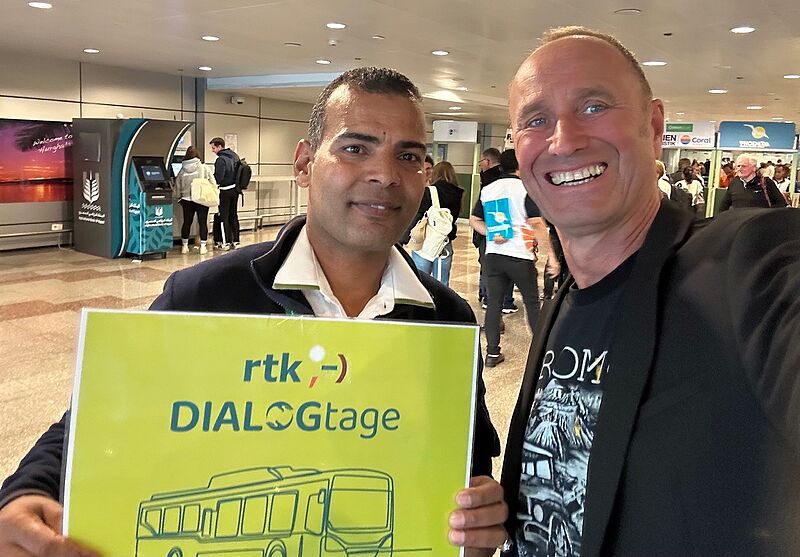 Für touristik aktuell war Matthias Gürtler dabei, hier mit einem Reiseleiter des Event-Sponsors Coral Travel