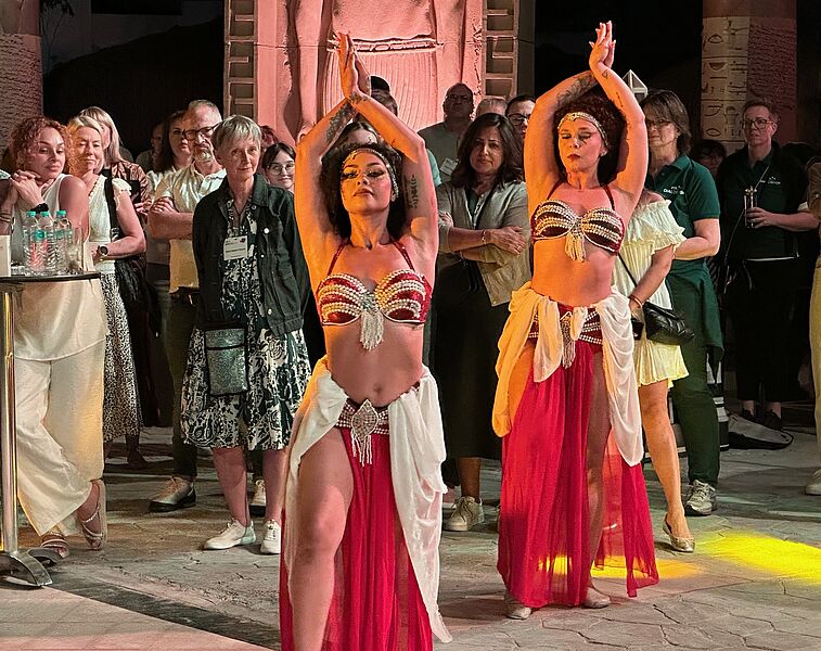 … inklusive Tanz und …