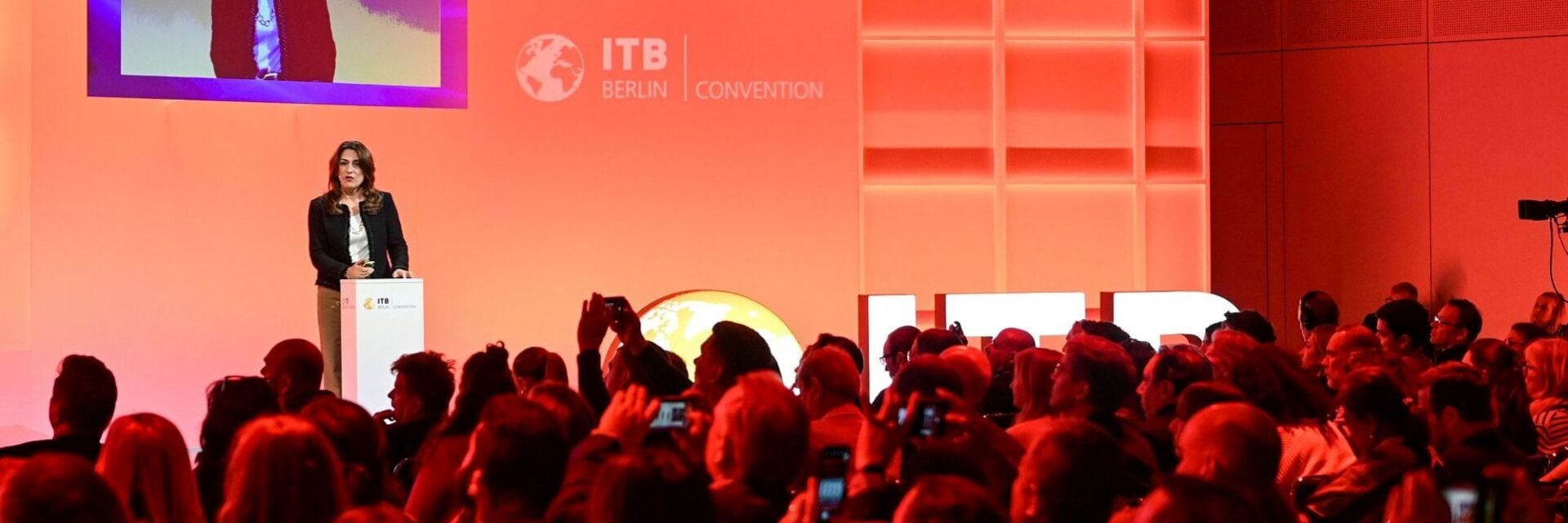 Mitra Sorrells, Senior Vice President Content bei Phocuswright, spricht auf dem ITB Berlin Kongress vor einem Publikum.