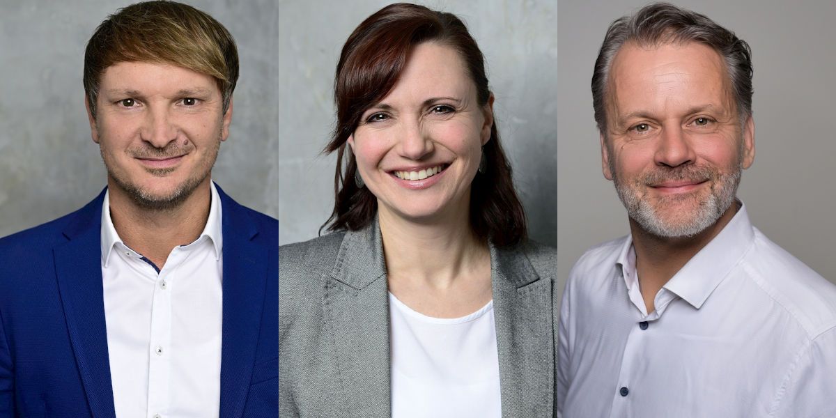 Drei nebeneinander angeordnete Porträtfotos von Geschäftspersonen vor neutralem grauem Hintergrund. Zwei Männer und eine Frau in Businesskleidung blicken freundlich in die Kamera. Die Darstellung wirkt professionell und sachlich.