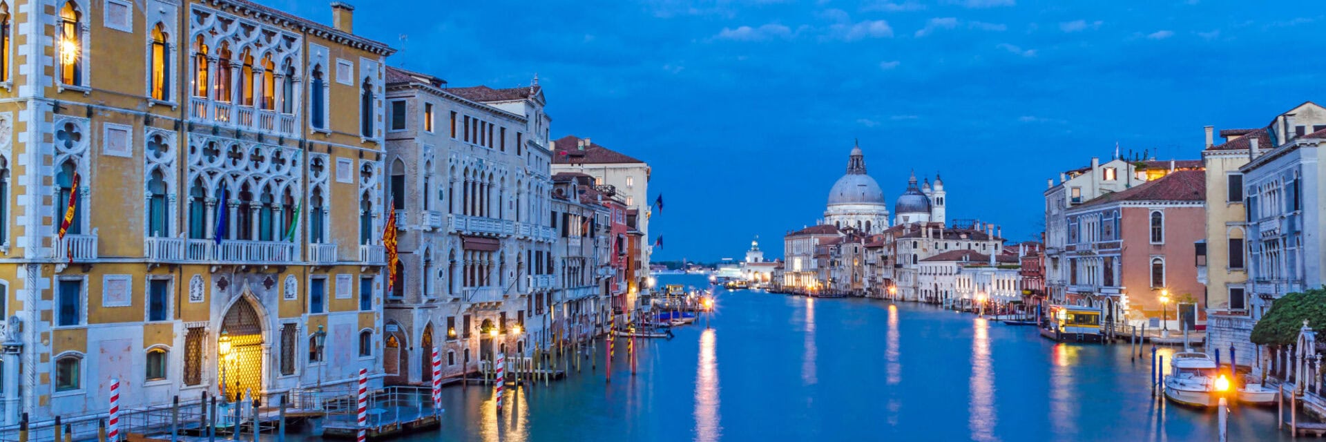Ansicht des Grand Canales in Venedig in der Abenddämmerung.