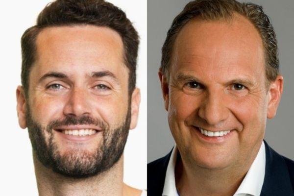 Zwei Männerporträts nebeneinander: Links ein jüngerer Mann mit dunklen Haaren, Bart und freundlichem Lächeln vor hellem Hintergrund. Rechts ein älterer Mann mit zurückweichendem Haaransatz, glatt rasiert, ebenfalls lächelnd, vor grauem Hintergrund.