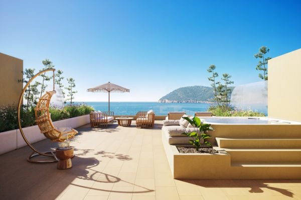 Luxuriöse Hotelterrasse mit Meerblick: Auf dem Bild ist eine großzügige Terrasse eines Premium-Hotels mit stilvollen Loungemöbeln, einem Hängesessel, Sonnenschirm, Whirlpool und Blick auf das blaue Meer und eine grüne Küste zu sehen. Das Ambiente lädt zum Entspannen und Genießen des mediterranen Klimas ein.