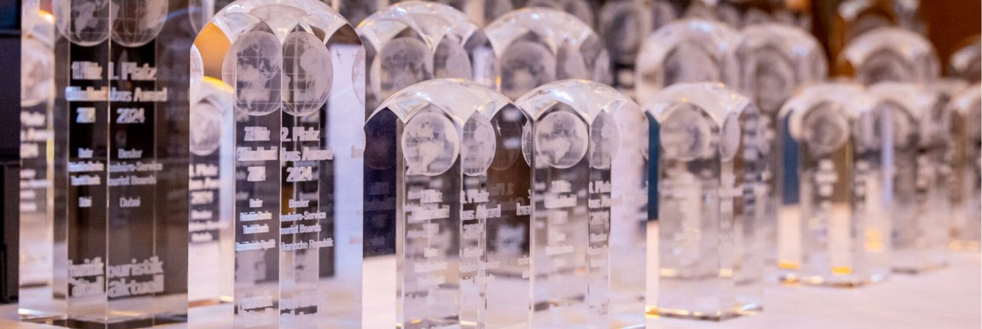 Pokale des Globus Awards stehen auf einem Tisch.