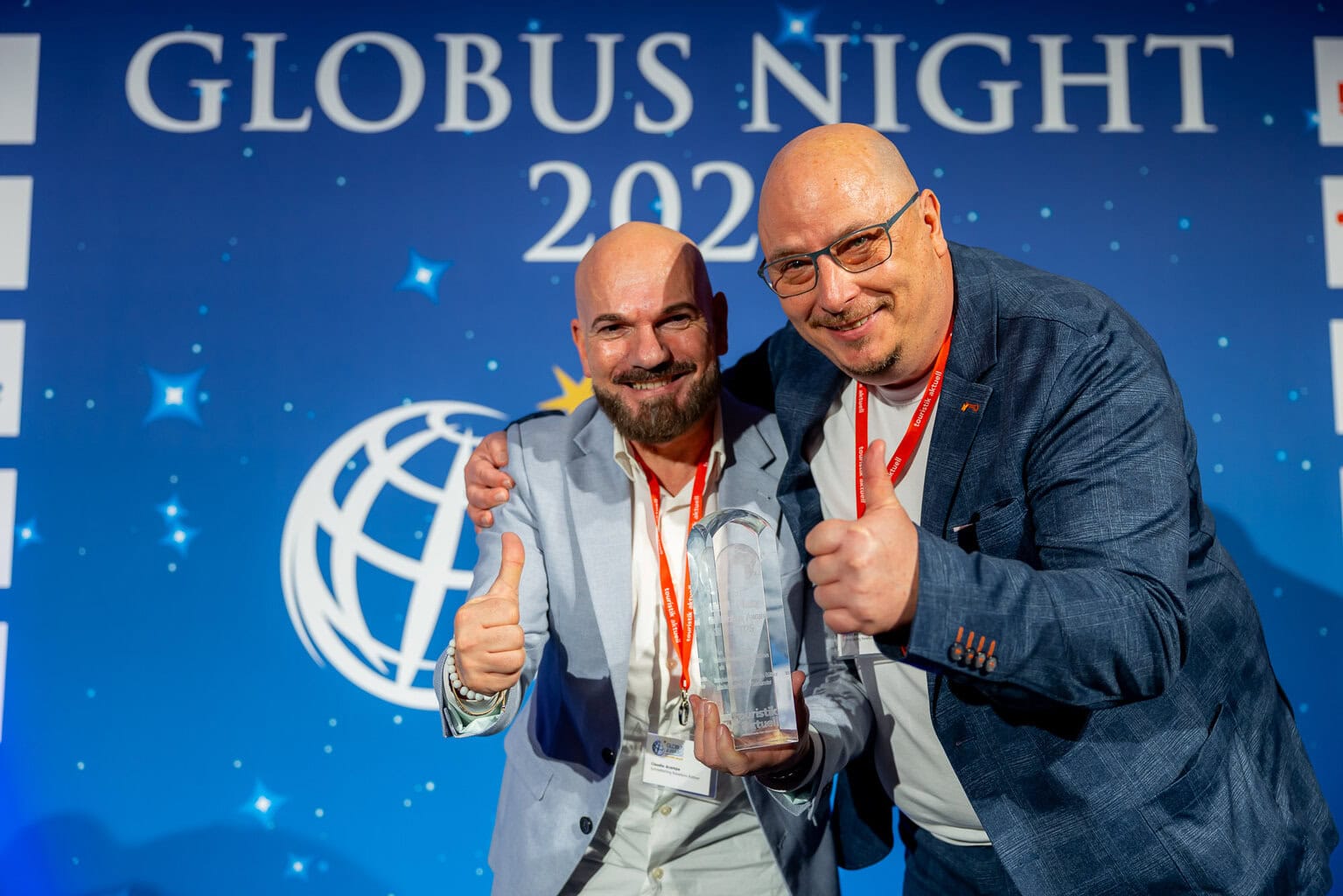 Beste Reisebüro-Aktion online: Platz 1 für Detlev Büttner (rechts) vom Schmetterling Reisebüro Büttner in Bad Soden-Salmünster, hier mit seinem Kollegen Claudio Acampa