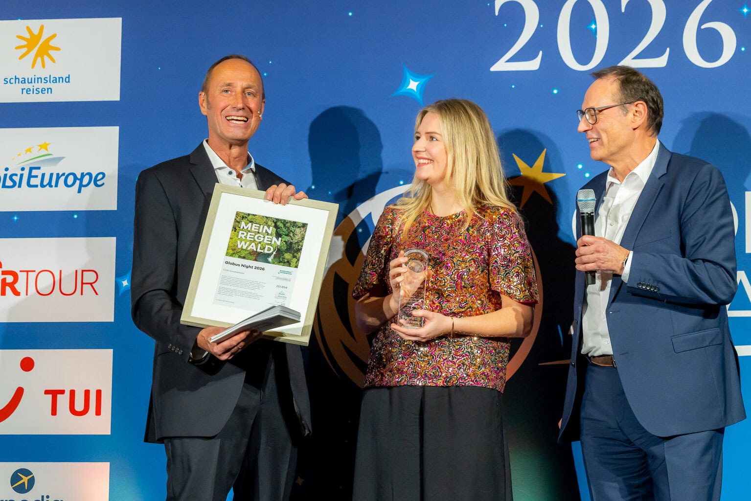 Bester Reisebüro-Service Spezialveranstalter: Platz 1 für Chamäleon Reisen. Katharina Port und Beat Zengg überreichten ta-Chefredakteur Matthias Gürtler ein Zertifikat über 5.000 Quadratmeter geschützten Regenwald in Ecuador