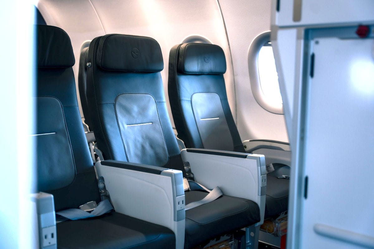 aufgenommen bei Tageslicht mit Blick auf die Fenster. Das Foto zeigt das Flugzeug-Innenraumdesign und neue Kabinenausstattung.