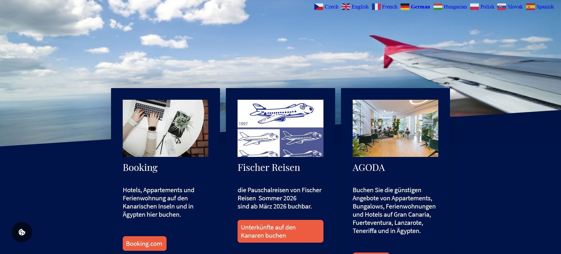 Das Bild zeigt den Flügel eines Flugzeugs über den Wolken mit Blick auf das Meer, im Vordergrund befinden sich drei farbige Informationsboxen zu Reiseanbietern wie Booking, Fischer Reisen und AGODA. Die Webseite hebt Angebote für Urlaubsbuchungen auf den Kanarischen Inseln und in Ägypten hervor.