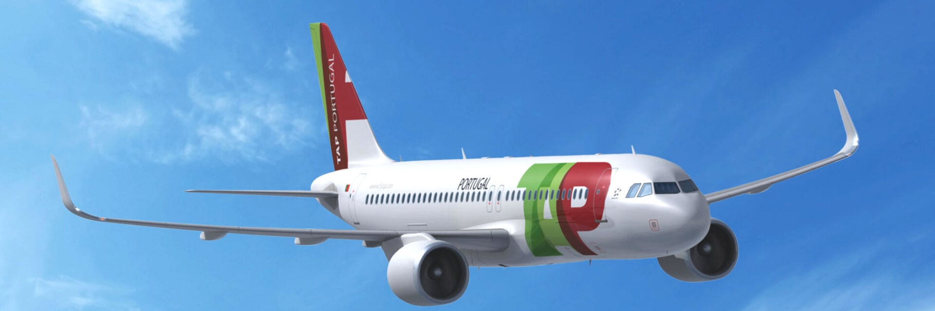 Ein Flugzeug der Fluggesellschaft TAP Portugal fliegt vor blauem Himmel, die markante Lackierung mit grün-rotem Logo ist deutlich sichtbar. Das moderne Passagierflugzeug symbolisiert internationale Flugreisen und Luftverkeh