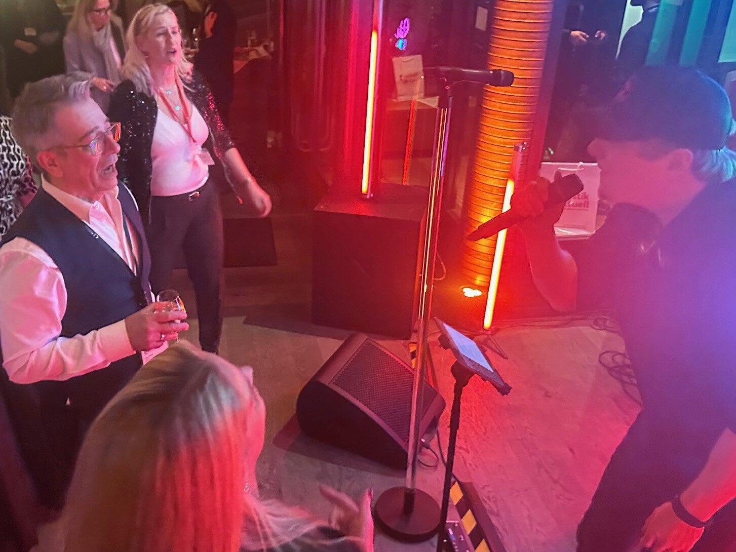 Party-Stimmung mit der Wiesbadener Band Acoustic Champagne