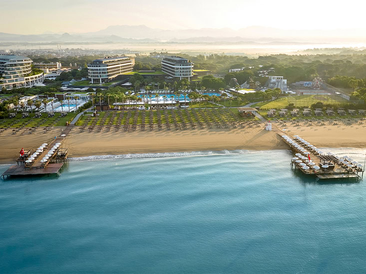 Blick auf den Strand und das Ferien Resort Voyage Belek Golf & Spa - Alltours