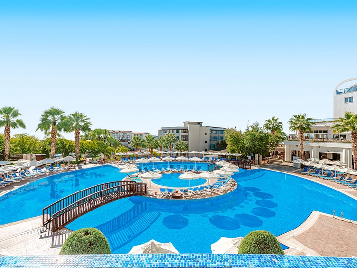 Blick auf den Pool im 4,5 Sterne alltoura Club Hotel Side Prenses Resort & Spa - Alltours