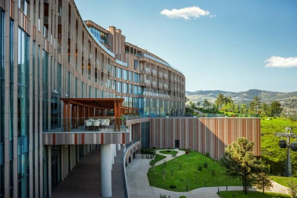 Das neue Paragraph Golf & Spa Tabori der Autograph Collection liegt oberhalb von Tiflis und bietet Panoramablicke auf die georgische Hauptstadt und den Botanischen Garten. Für Gäste gibt es einen direkten Zugang zum Garten sowie einen Spa-Bereich, Golf- und Tennisanlagen.