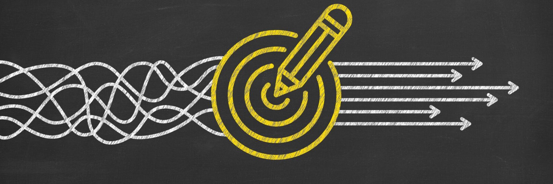 Illustration im Tafelstil: Links verlaufen chaotisch verschlungene weiße Linien, die in der Mitte von einem gelben Zielkreis mit einem eingezeichneten Bleistift gebündelt werden. Rechts führen mehrere gerade Pfeillinien geordnet nach vorne – Symbol für Fokus, Strategie und klare Ausrichtung.