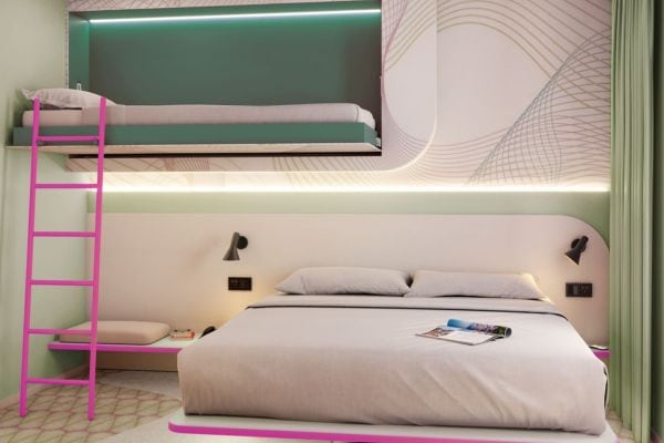 Modernes Hotelzimmer mit Doppelbett und Hochbett: Das Bild zeigt ein stilvolles, helles Zimmer mit einem großen Doppelbett unten, einem darüberliegenden Hochbett mit pinker Leiter und moderner Wandgestaltung – ideal für Familien oder Gruppen im Designhotel.