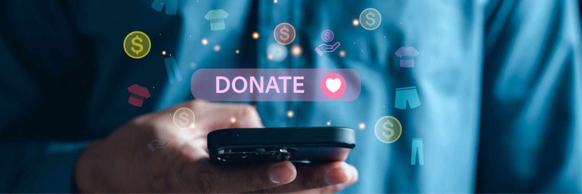 Hand hält ein Smartphone, darüber schwebt ein „Donate“-Button mit Herzsymbol; rundherum Icons für Geld, Spenden und Konsum – symbolische Darstellung einer Online-Spendenaktion gegen Cashback-Modelle.