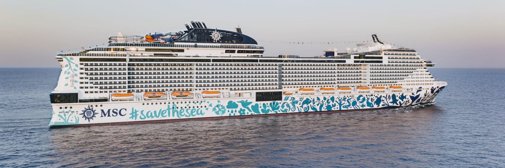 Das Kreuzfahrtschiff MSC Euribia auf hoher See.