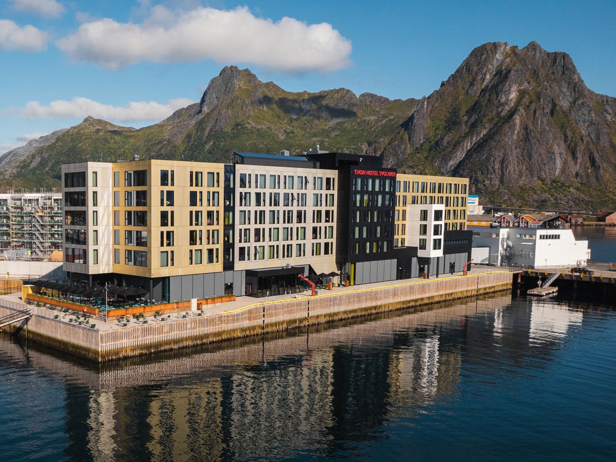 In Svolvaer auf den Lofoten steht am Wasser ein großes Hotel.