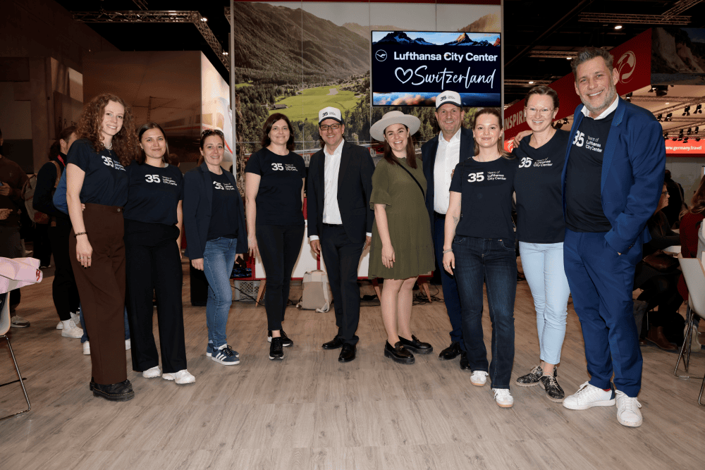 Eine Gruppe von Menschen auf der ITB lächeln in die Kamera.