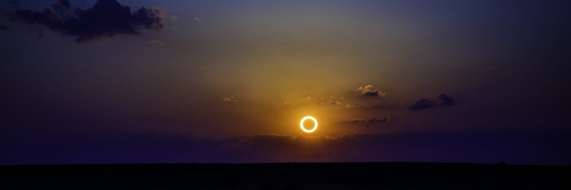 Totale Sonnenfinsternis: Der Mond bedeckt die Sonne vollständig, nur die leuchtende Korona ist am dunklen Himmel sichtbar.