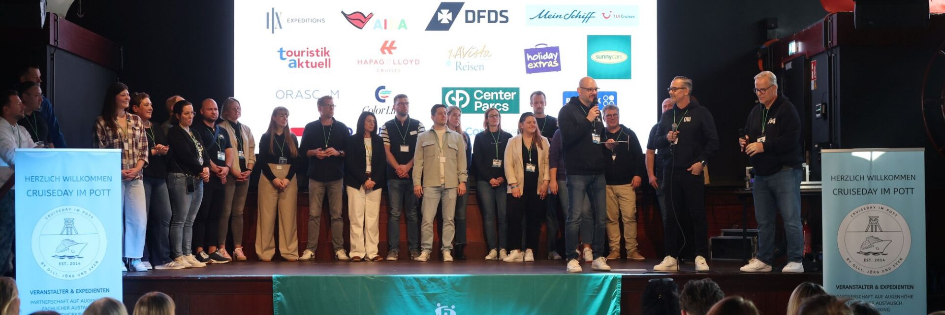 Eine Gruppe von Personen steht auf einer Bühne bei einer Veranstaltung mit der Überschrift „Cruiseday im Pott 2026“, davor sitzt das Publikum.