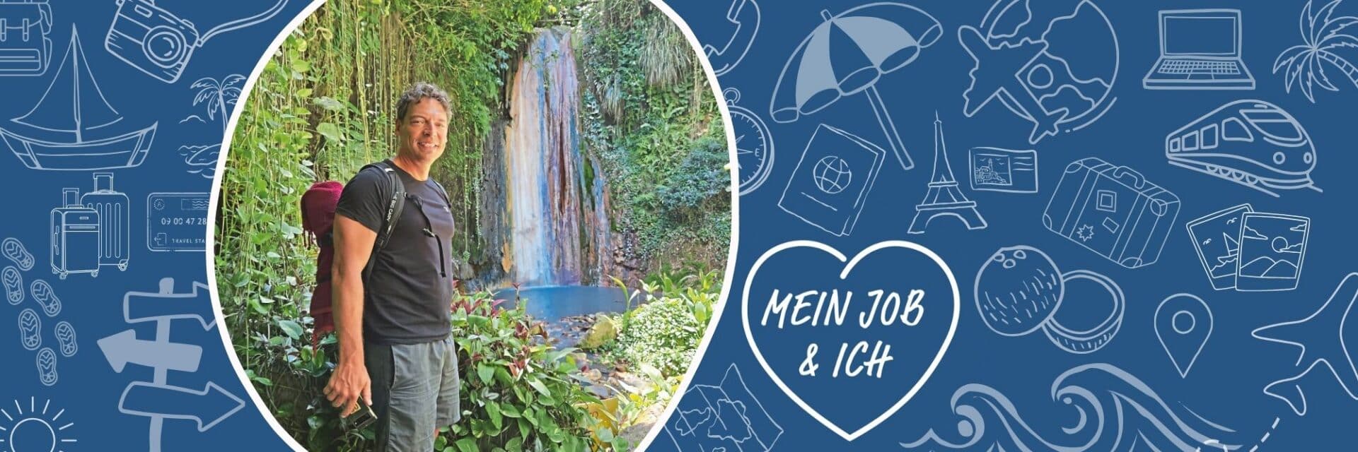 Ein Mann mit Rucksack steht vor einem Wasserfall in einer tropischen Umgebung, eingebettet in einen blauen Hintergrund mit weißen Reisesymbol-Illustrationen.