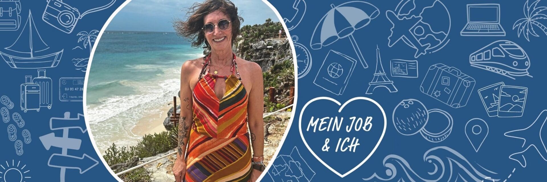 Eine Frau mit Sonnenbrille und gestreiftem Kleid steht lächelnd vor einem Strand mit Felsen, eingebettet in eine Grafik mit weißen Reisesymbolen auf Blau.