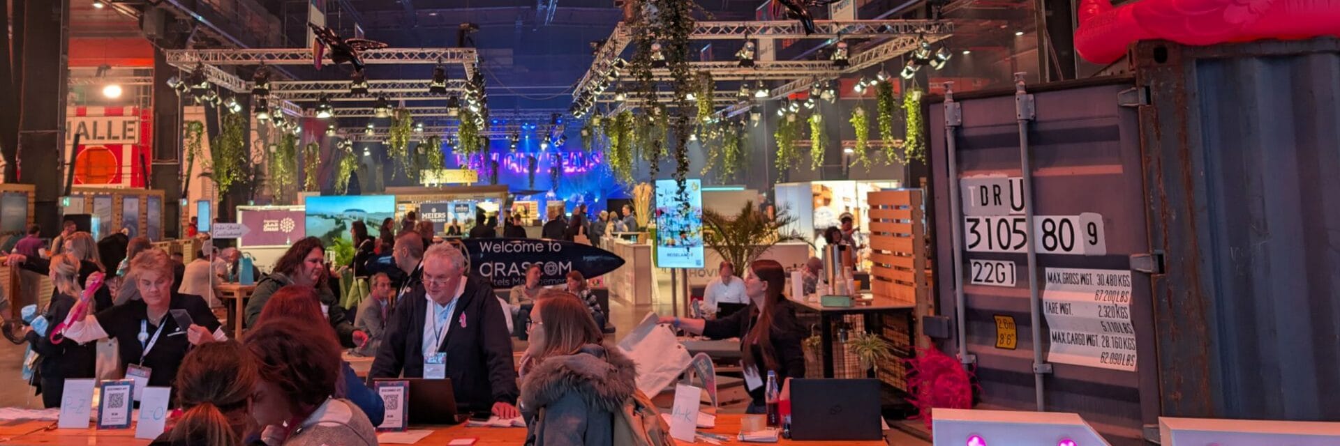 Blick in die Messehalle beim Qta Reisesommer, viele Aussteller im Hintergrund