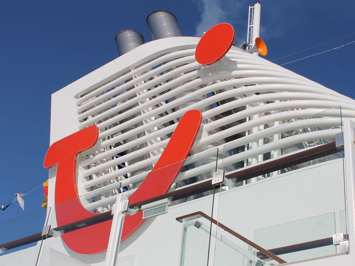 Schornstein eines Kreuzfahrtschiffs mit roten Logo von TUI Cruises